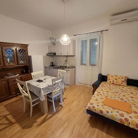 Kjara Apartments Тиват Екстериор снимка