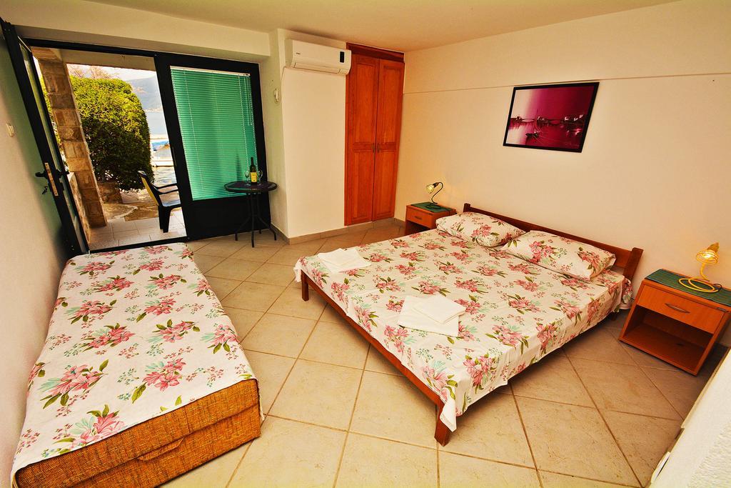 Kjara Apartments Тиват Екстериор снимка