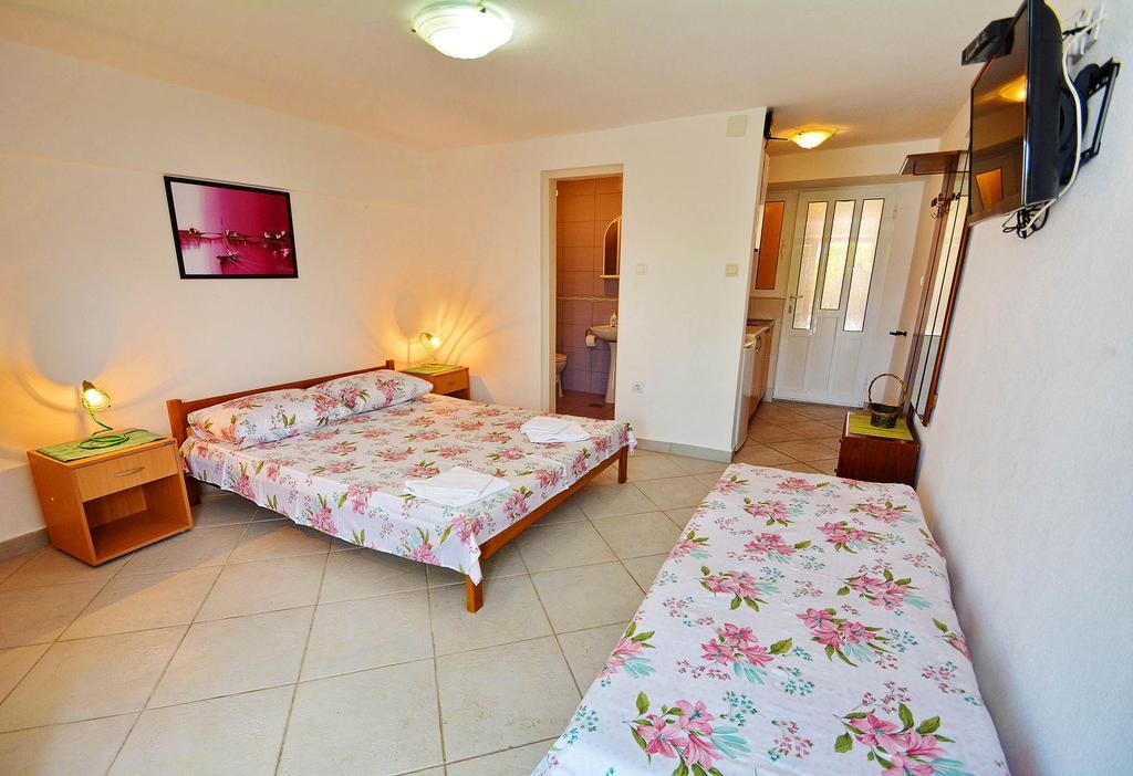 Kjara Apartments Тиват Екстериор снимка