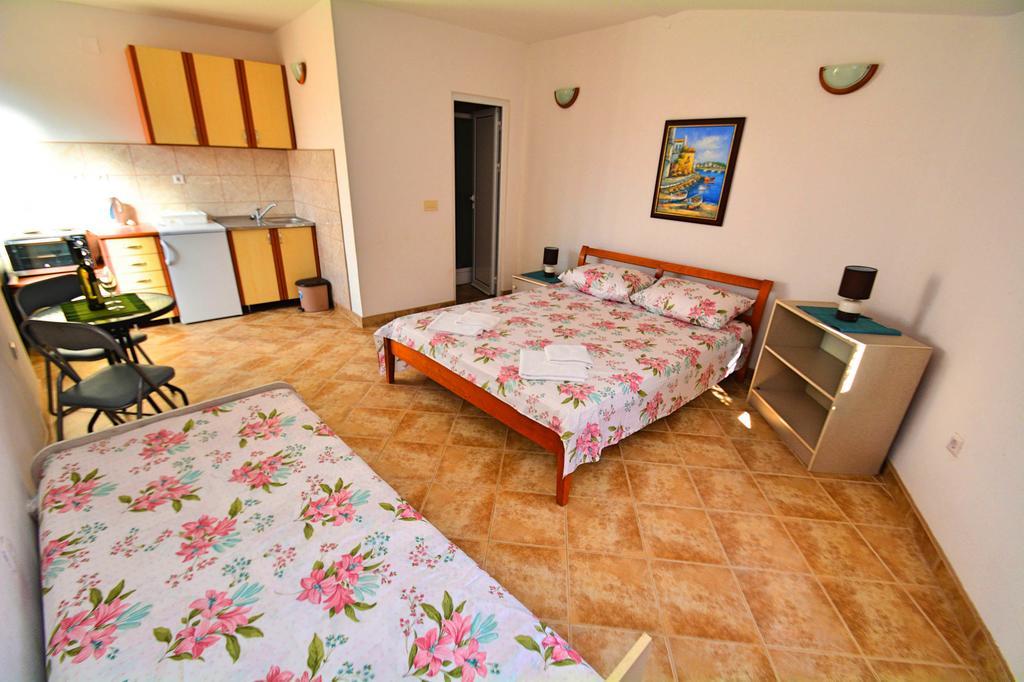 Kjara Apartments Тиват Екстериор снимка