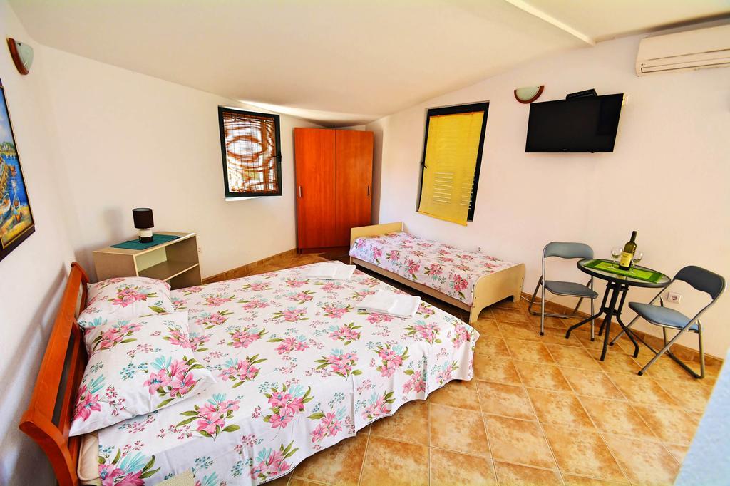 Kjara Apartments Тиват Екстериор снимка