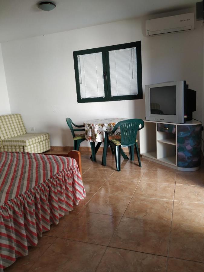 Kjara Apartments Тиват Екстериор снимка